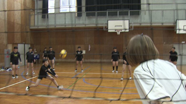 レシーブ練習に余念がない