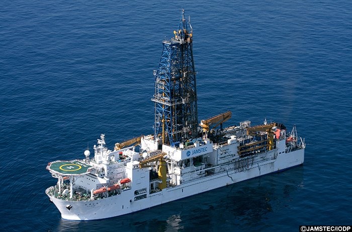 地球深部探査船ちきゅう（出典：国立研究開発法人海洋研究開発機構）