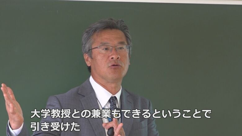 教壇に立つ中垣内さん