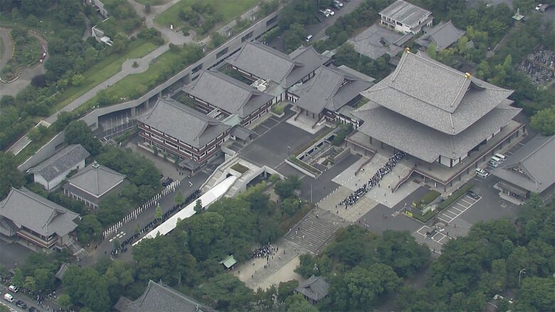 葬儀が営まれた増上寺には、多くの弔問客の姿が