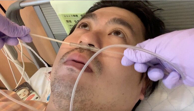 緊急入院し酸素吸入器をつける夫の自撮り写真（2020年10月）