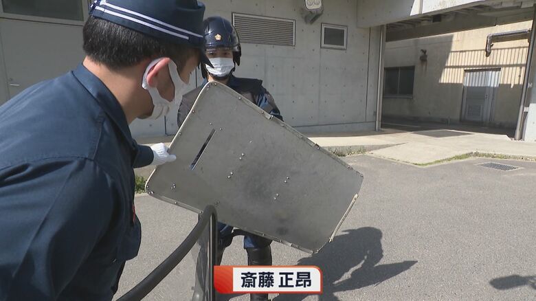 奥）斎藤正昂アナウンサー 盾を持つだけで汗が滲む