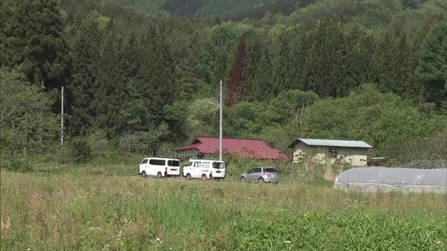 男らが去ったあと街灯のない暗い道を懐中電灯を手に助けを求める