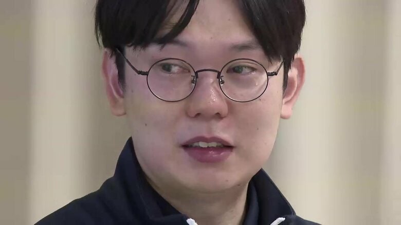 涙ながらに生徒に話しかける佐藤諒さん（31）