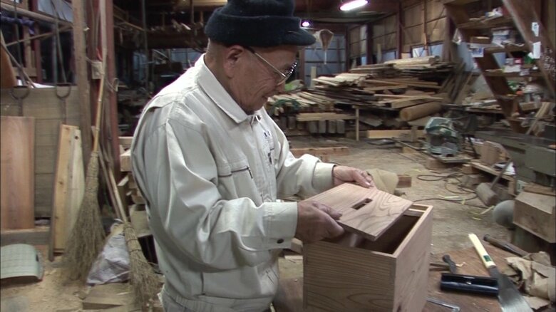 募金箱を作る広田さん