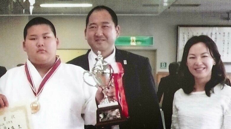 父・斉藤仁さんと写真に映る立