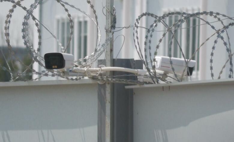 有刺鉄線の間には監視カメラが取り付けられていた