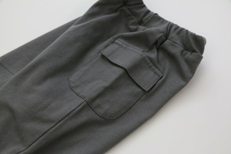 ふた付きのポケットは履きやすさへのこだわり