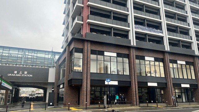 JR浦上駅の目の前にそびえたつ「IESHITA浦上」（2025年3月4日撮影）