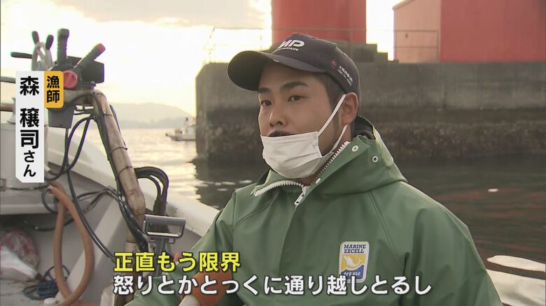 漁師たちは重油の除去作業に追われていた