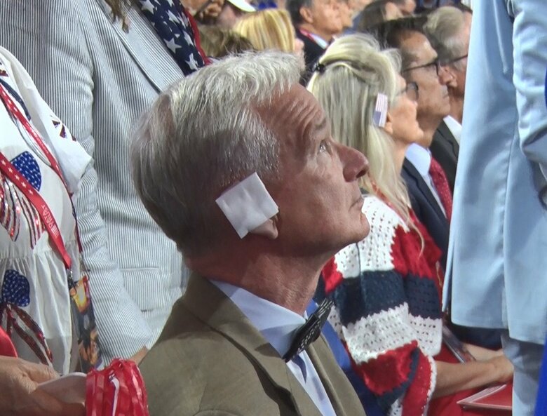 共和党大会ではトランプ氏が負傷した右耳にガーゼや星条旗を付ける人の姿も
