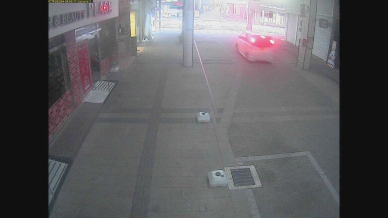 猛スピードで走り去る軽自動車