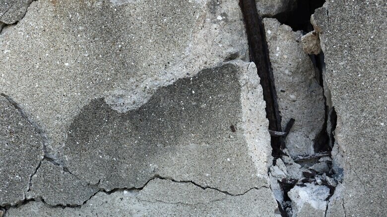 崩れた壁が誰かを巻き込む可能性も（画像はイメージ）