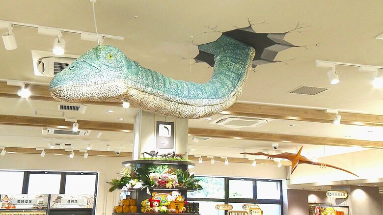 天井から首を出す恐竜