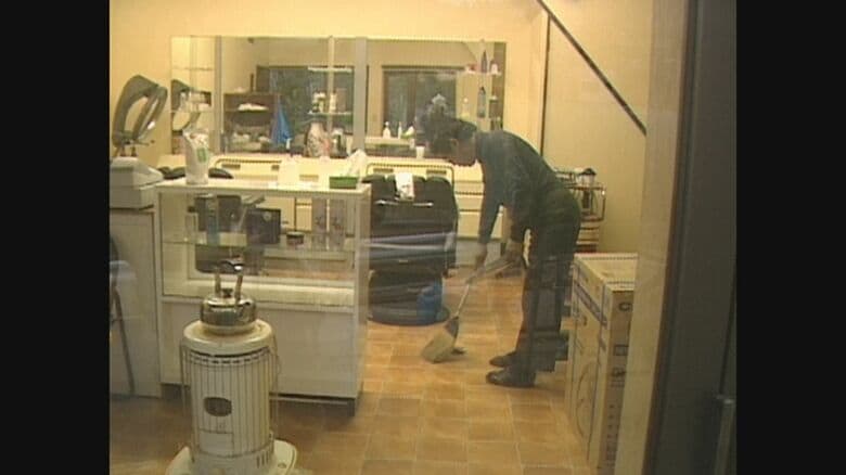 集落に戻った星野さん夫妻（2005年）