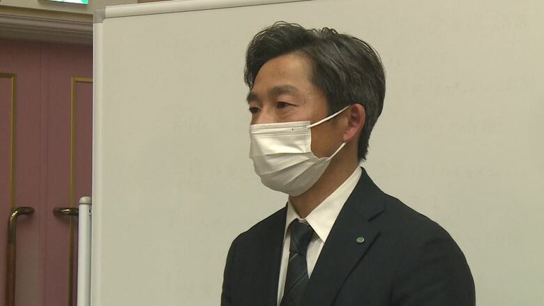 住民説明会後に取材に応じる荻原健司市長（長野市　2月11日）