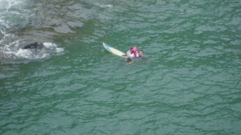 親子を救助する粕川さん（画像提供：上越海上保安署）