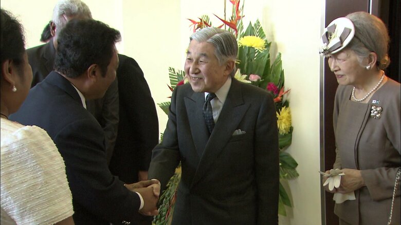 パラオ大統領夫妻のお出迎えを受けられる天皇・皇后両陛下（パラオ国際空港）