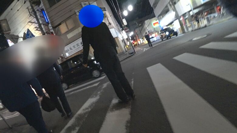 捜査員に声をかける客引きとみられる男
