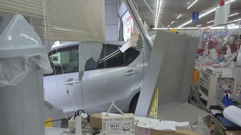 車が突っ込んだ先にはレジ…