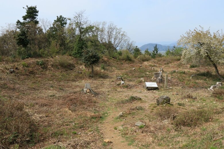 御馬屋。写真奥の外周部に土塁も見える