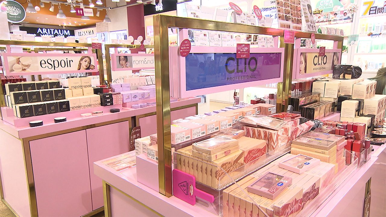 人気“韓国コスメ”にBTS... 10代女子も熱い新大久保 人気“韓国コスメ”にBTS... 10代女子も熱い新大久保