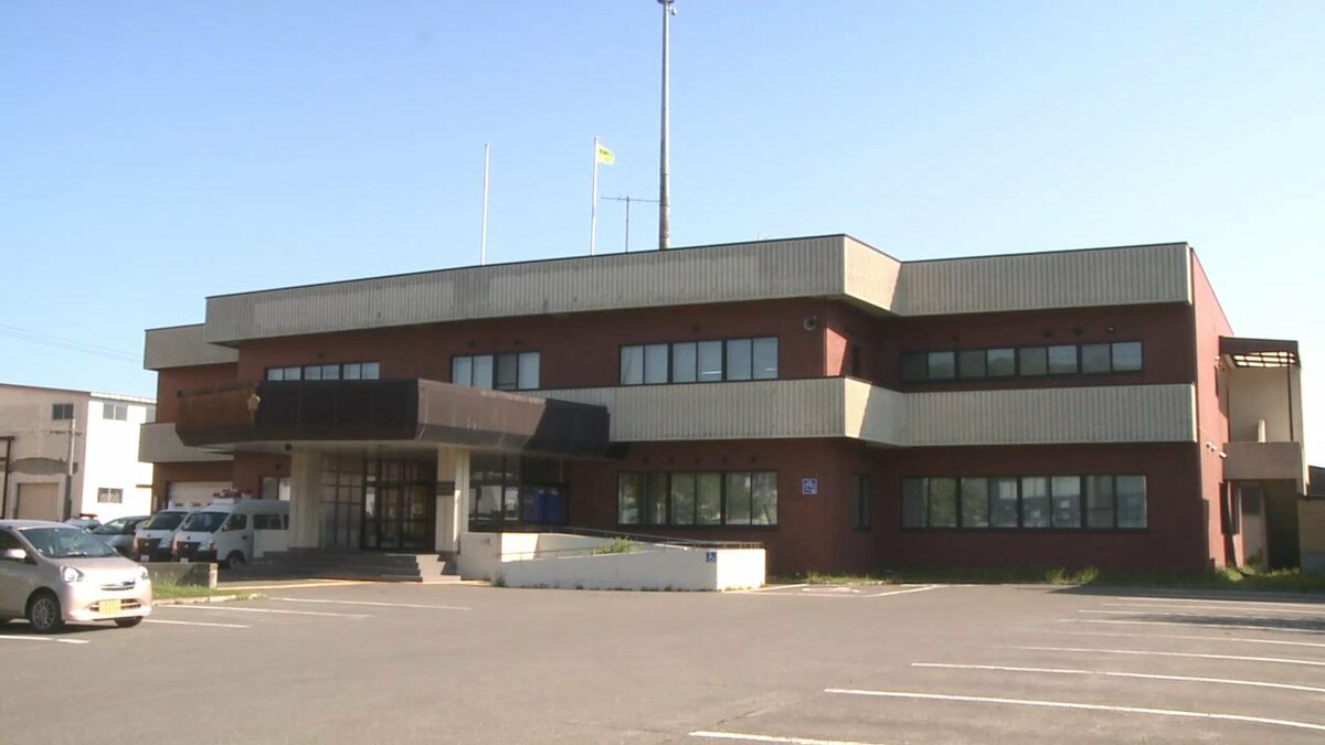 「女子小学生や小学校自体に興味があった」小学校に侵入した疑いで44歳男を現行犯逮捕...警察官が警備会社のアラームで駆けつけると1階女子トイレの窓から出てくる<北海道稚内市>