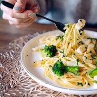 バジル50枚を使う贅沢ジェノベーゼ…エクストラバージンオリーブオイルで仕上げる東区の昼夜二刀流カフェ