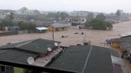 アフリカ・ガーナで豪雨による大規模冠水　濁流が住宅街をのみ込む　アメリカでは陥没した道路に車が…女性を無事救助
