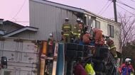 事故から５時間以上　懸命の救助活動続く　大型トレーラー住宅に突っ込む＜宮城＞