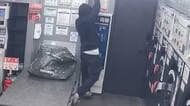 バールでコインランドリー両替機を破壊、現金奪う姿がカメラに　窃盗の容疑で男を逮捕　他2件の事件に関与か　札幌市