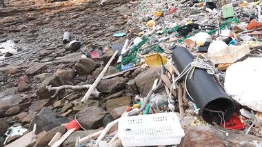 対馬に漂着した海洋プラスチックごみがポリ袋に 伊藤忠商事が環境問題に取り組む