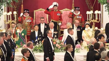 「誠に喜びに堪えません」両陛下がチャールズ国王夫婦主催の晩さん会に臨まれる　皇后さまはレース地のイブニングドレス姿で