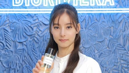 新木優子、純白のワンピースで優雅なひととき…「ラベンダー系男子」爆誕？北村匠海・磯村勇斗はお互いの好きなところを“べた褒め”