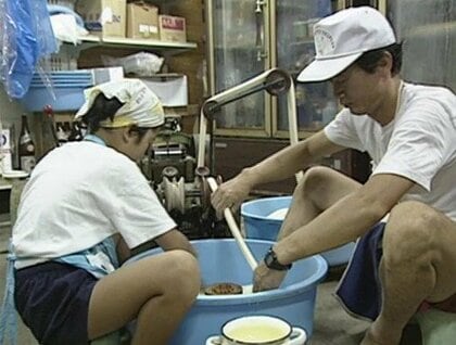 仕事も子育ての一環！9人家族で「うどん製麺所」を営む“トラさん” 一家の22年