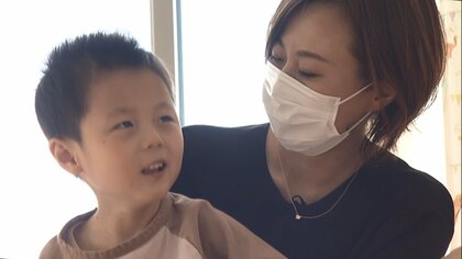 右半身麻痺の息子と過ごす中で生まれた「子供服」　難病と向き合う親子の物語