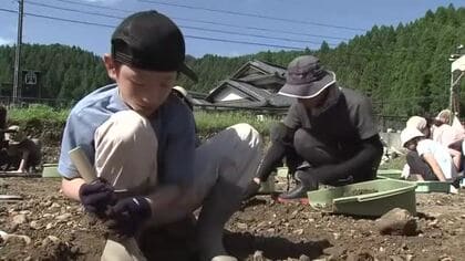 「土器見つけた！」朝倉氏遺跡で子供らが発掘体験　親子17人が参加