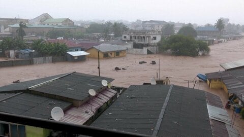 アフリカ・ガーナで豪雨による大規模冠水　濁流が住宅街をのみ込む　アメリカでは陥没した道路に車が…女性を無事救助