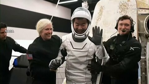 油井亀美也宇宙飛行士ら4人を乗せた宇宙船「クルードラゴン」帰還　1人に医療上の懸念、予定早める…油井さんも元気な姿