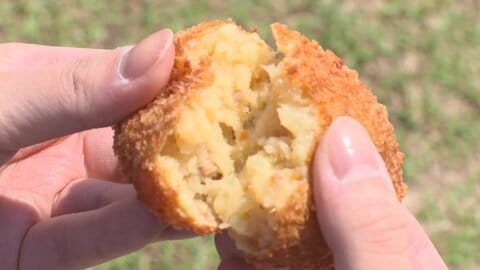 1日2,000個の爆売れ100円コロッケ！生産地ならではの低価格実現の理由は“規格外”のジャガイモ　道の駅が新名所に