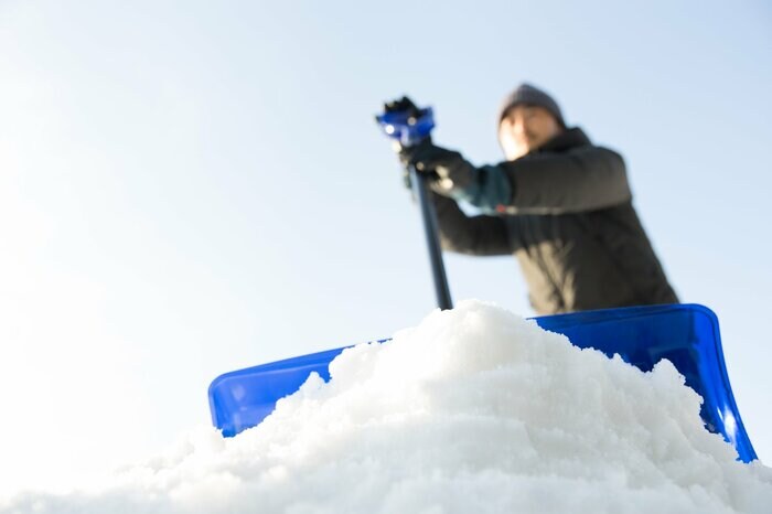 雪下ろしは“天気が良い日の午前中”を推奨(イメージ)