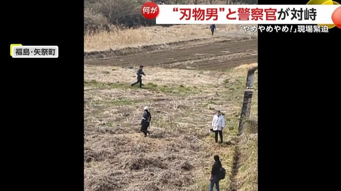 一定の距離を保ちながら必死の説得をする警察官(視聴者撮影)