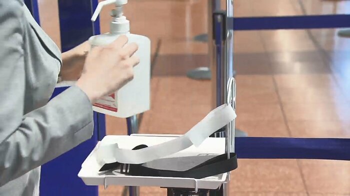 羽田空港ではチェックインカウンターに設置されていた消毒液などが撤去された(7日夜)