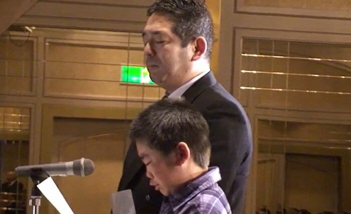 涙しながら手紙を読む瑛太さんに、父・清英さんはそっと寄り添った