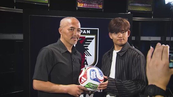 カメラに向かって笑顔の小野伸二さんと久保建英選手