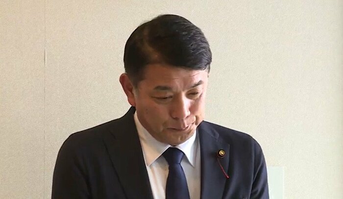 涙をにじませながら報道陣の取材に応じる畑山議長