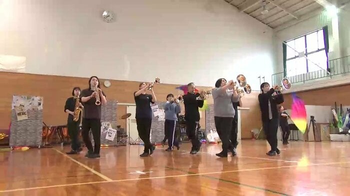 「マーチング」の練習に取り組む県警音楽隊のメンバー