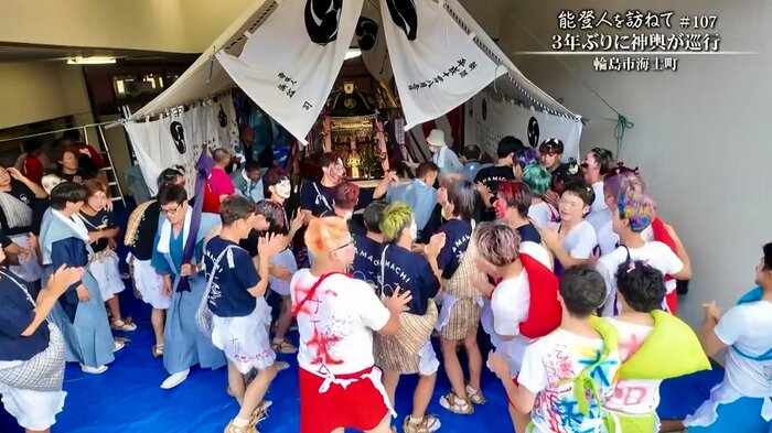 修復された神輿と女装した男衆