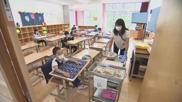 江戸川区の小学校では給食をあらかじめ取り分けて配布(6月1日午前11時すぎ)