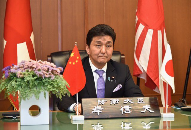 日中防衛相電話会談に臨む岸防衛相(昨年12月14日)